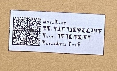 Label mit klingonischer Schrift &ndash; scheinbar unm&ouml;glich zu lesen