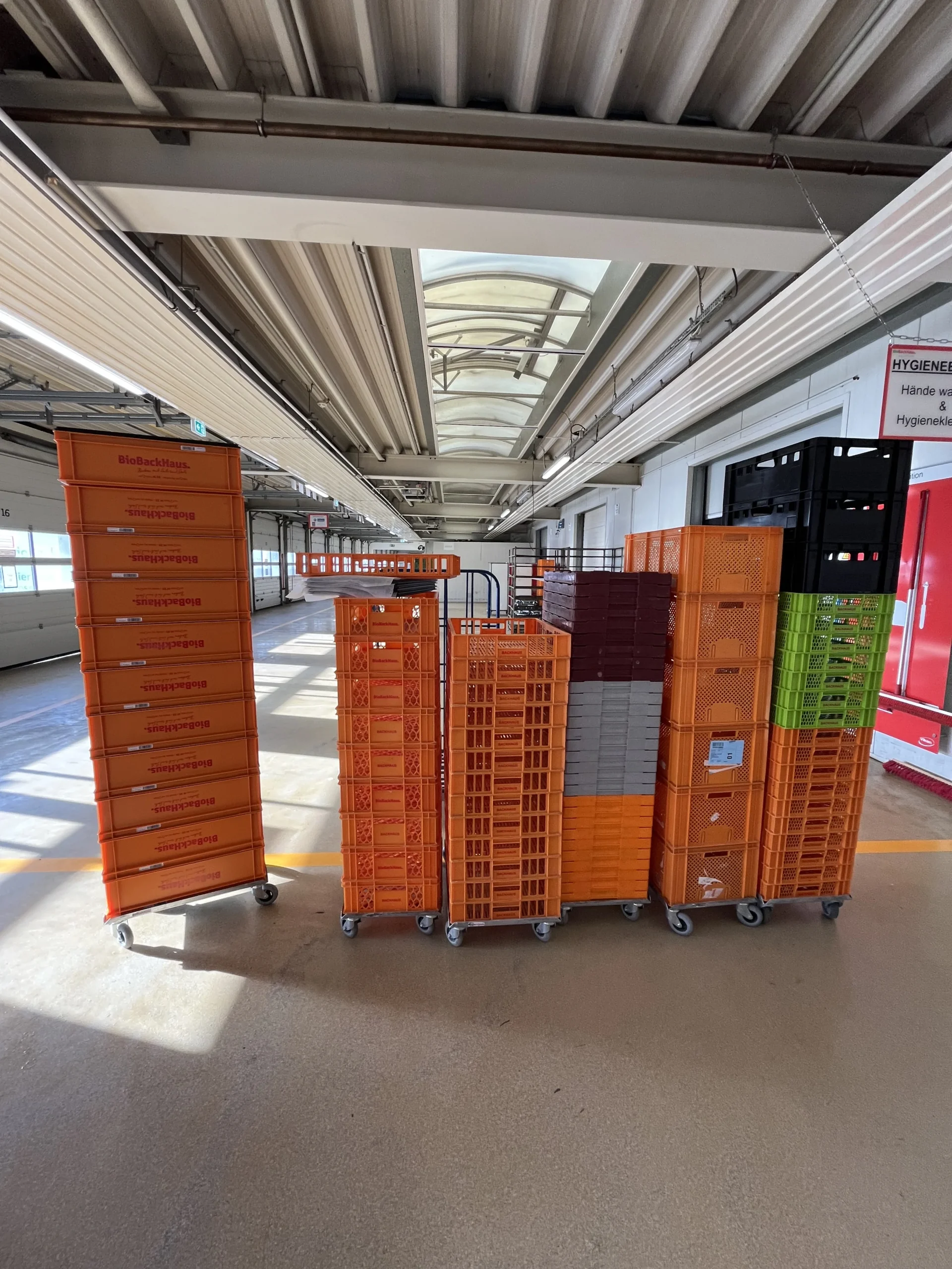 Leergut vor Ort bei der Auslieferung: B&auml;ckerkisten, Thermoboxen und Rollwagen &ndash; mobile KI-Z&auml;hlung im BioBackHaus-Workflow